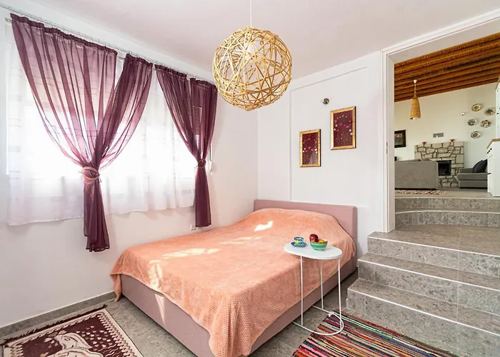 Chrysanthi's Stone House بيت للعطل *